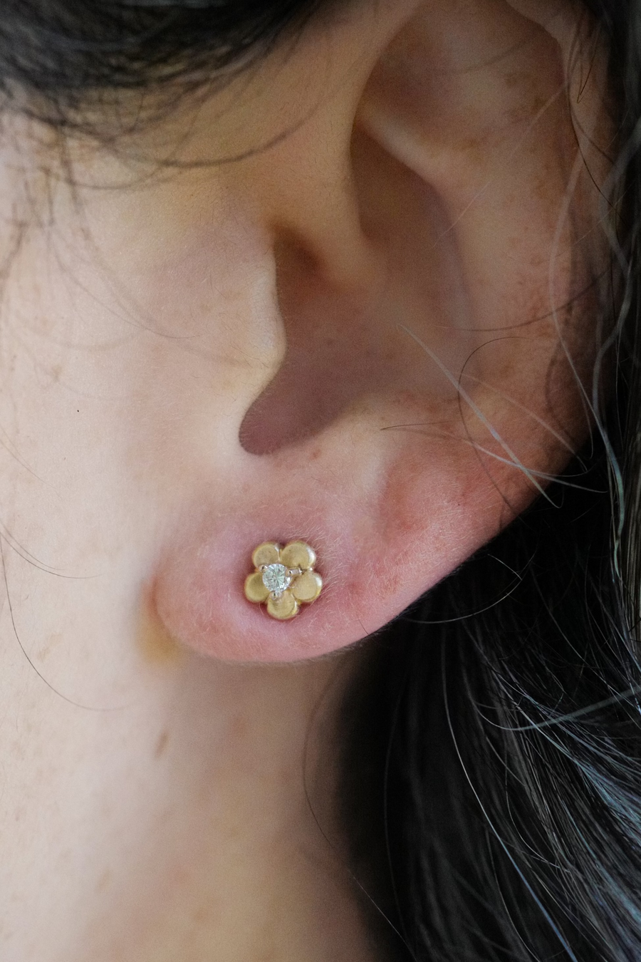 Petite gold flower studs - Diamond